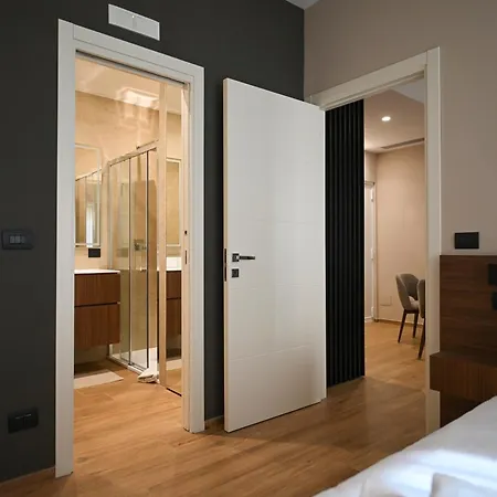 Me Too Exclusive - Interno Uno Bari